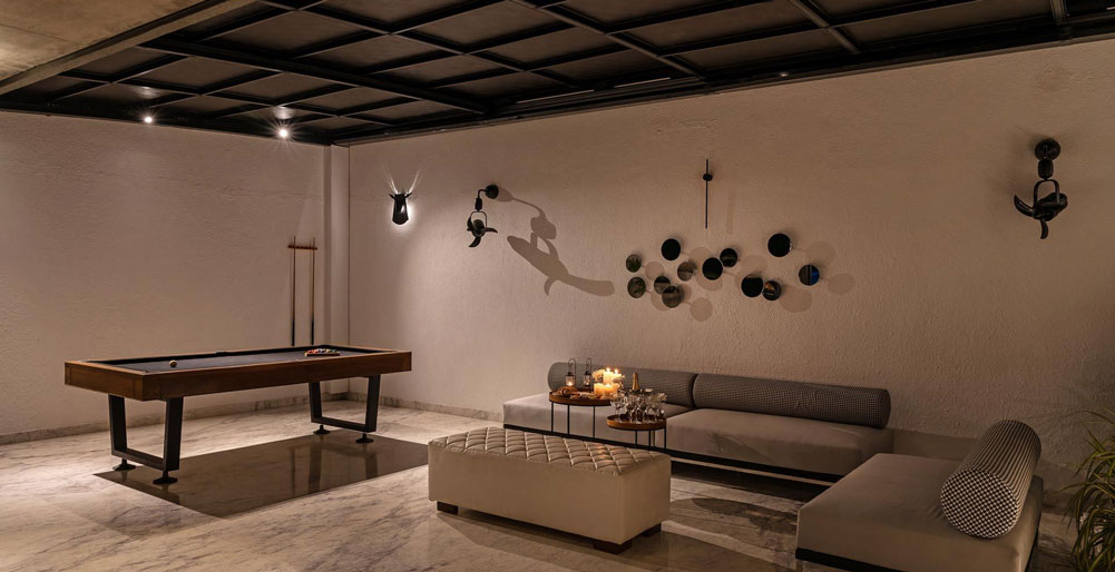 Laterite House - Lounge and pool table